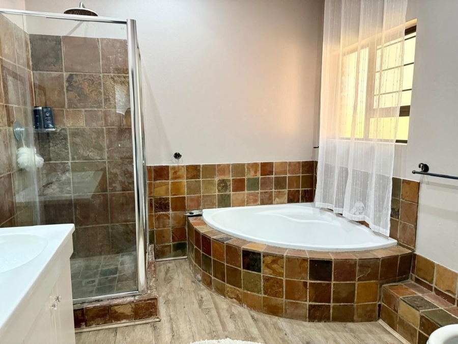 5 Bedroom Property for Sale in Safari Gardens North West